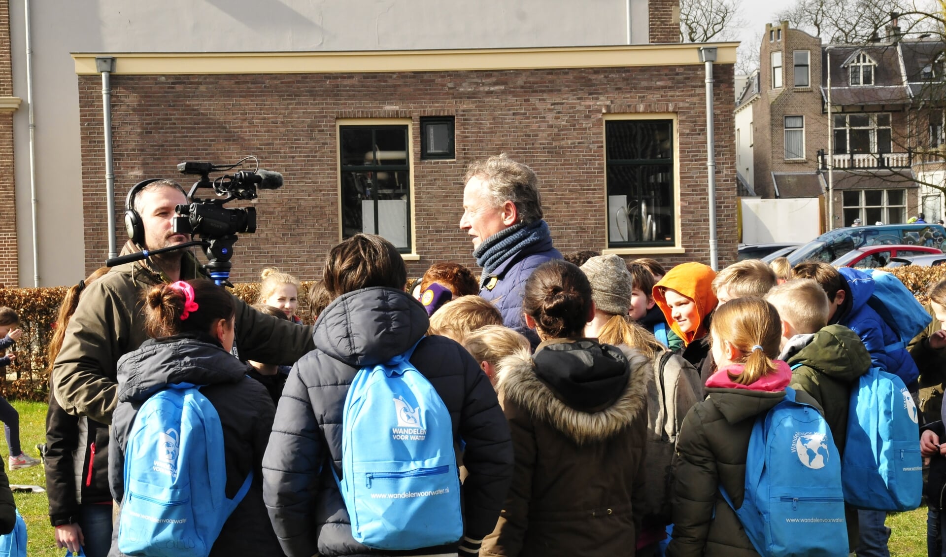 Jos van den Mosselaar te midden van scholieren tijdens 'Wandelen voor Water'. Foto: PR