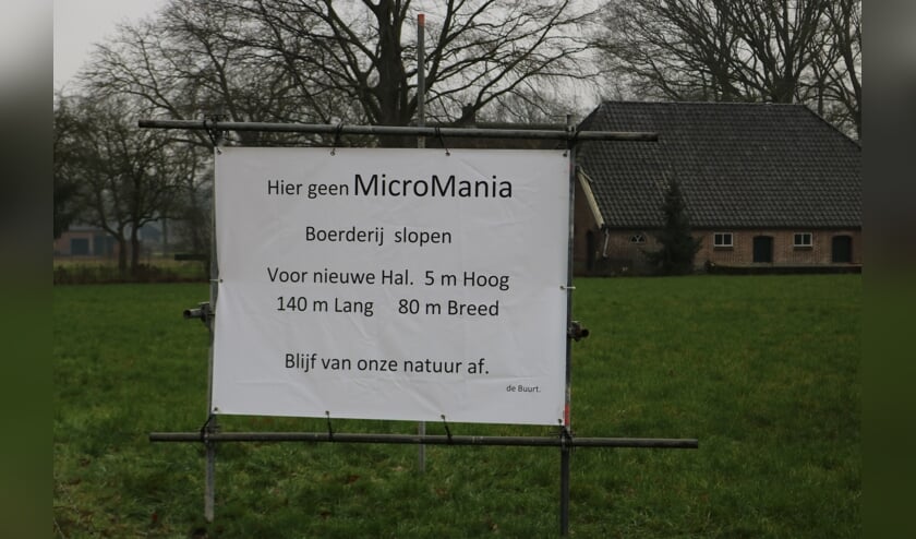 Buurtbewoners plaatsten dit spandoek in een weiland om hun ongenoegen kenbaar te maken. Foto: Arjen Dieperink