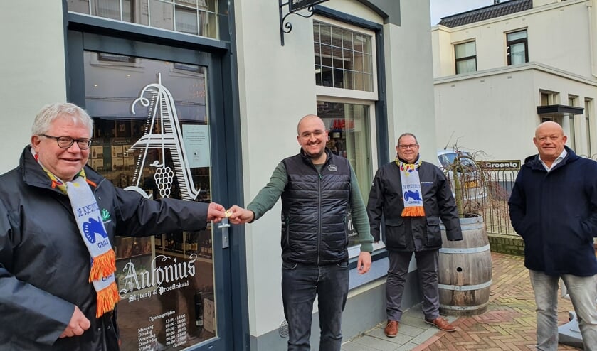 <p>Wilko Poortman overhandigt Thomas Wallerbosch de KAPSTOK pin 2021. Daarachter Frank Beurskens (links) en Aloys te Braake. Foto: Henri Walterbos</p>