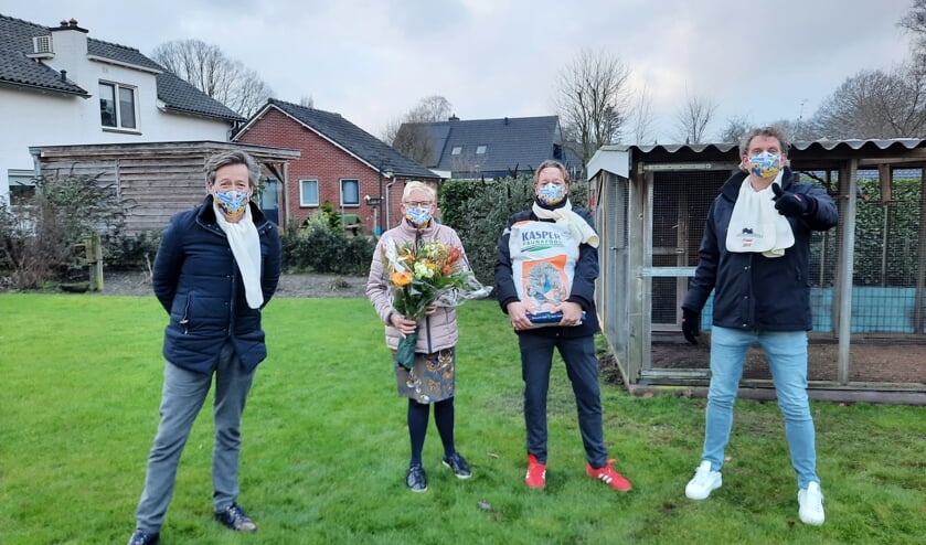<p>Bloemen voor Annelies Porskamp en voer voor de fazanten. Vlnr rentmeester Martin Geessinck, Annelies Porskamp, oud- Stadsadjudant Maurice Gelinck en oud-Stadsprins Henk-Jan ten Brincke. Foto: Kyra Broshuis</p>
