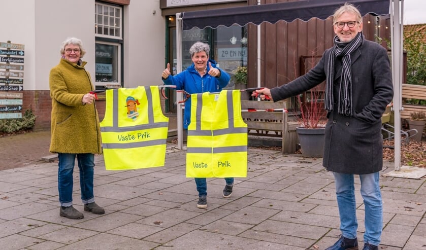 <p>Overdracht van de nieuwe hesjes door Jan Haan, namens de Odd Fellows aan Geeskemaria Visser (l) en Irma Krommenhoek, organisatoren van Vaste Prik. Het logo is ontworpen door Yelitza Jansen. Foto: Janneke Roelofs</p>