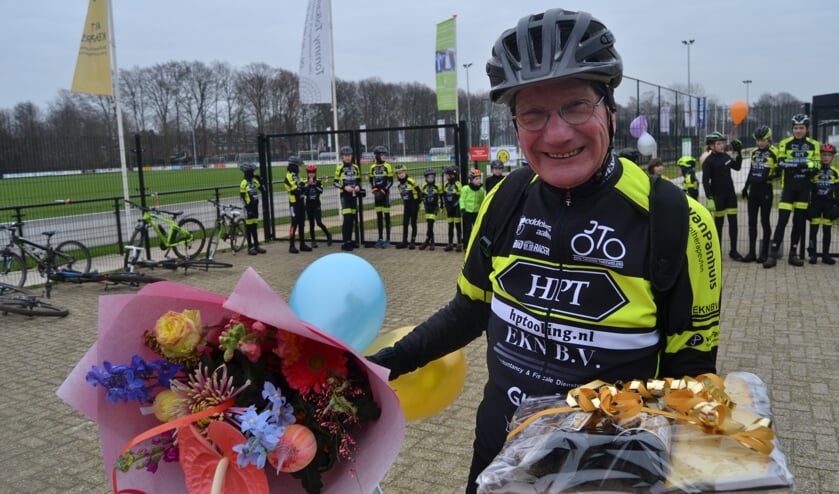 Jan Hoftijzer toont breed lachend zijn cadeaus, op de achtergrond de jeugdige Peddelaars. Foto: Karin Stronks