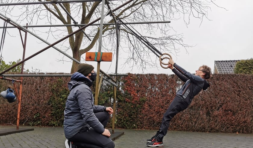 <p>Een pittige training onder begeleiding van Floris Dinkelman op de parkeerplaats bij FloFit in Barchem. Foto: eigen foto</p>