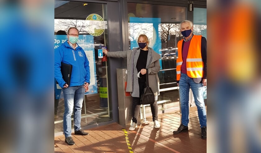 <p>Wethouder de Jonge geeft het startschot voor de invoering van het collectief winkelverbod door het plakken van een sticker bij Albert Heijn XL Zutphen. Rechts Jos Slutter, manager Albert Heijn XL en links Martijn Wildeboer van het Centrum voor Criminaliteitspreventie en Veiligheid. Foto: PR</p>
