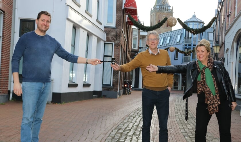 <p>Jaap Matthijssen (l) geeft in het bijzijn van de Berkelbode de voorzittershamer over aan Theo Vloedgraaf en vicevoorzitter Hugolien Nobel. Foto: Arjen Dieperink</p>