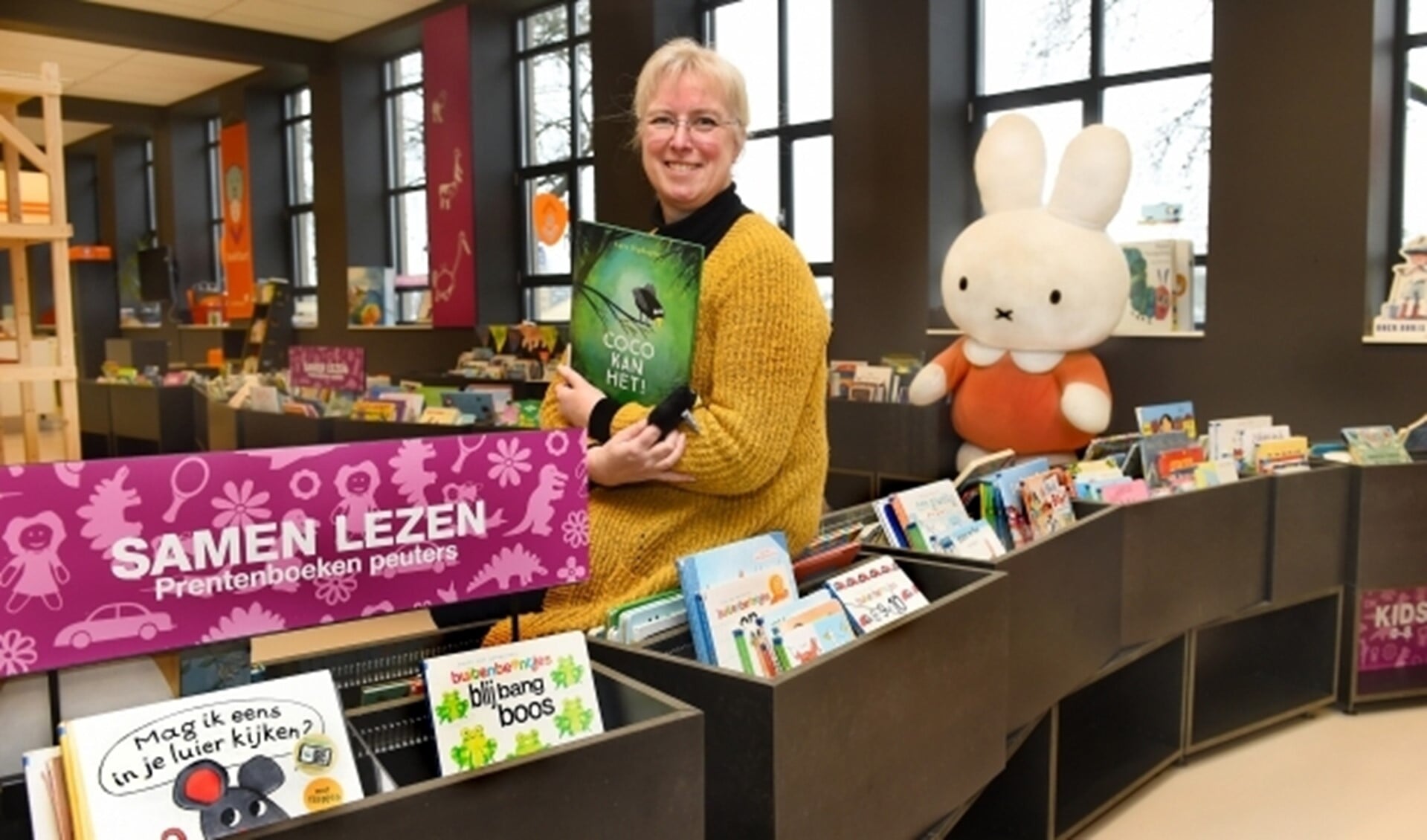 Jacqueline Terwijn in de bibliotheek in Doetinchem met het prentenboek van het jaar, 'Coco kan het' (foto: Roel Kleinpenning)