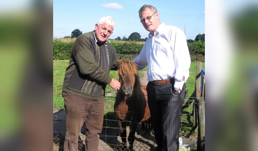 Autie, in 2009 gefotografeerd met baasje Antoon Frank en diens schoonzoon Max Wekking. Foto: Theo Huijskes