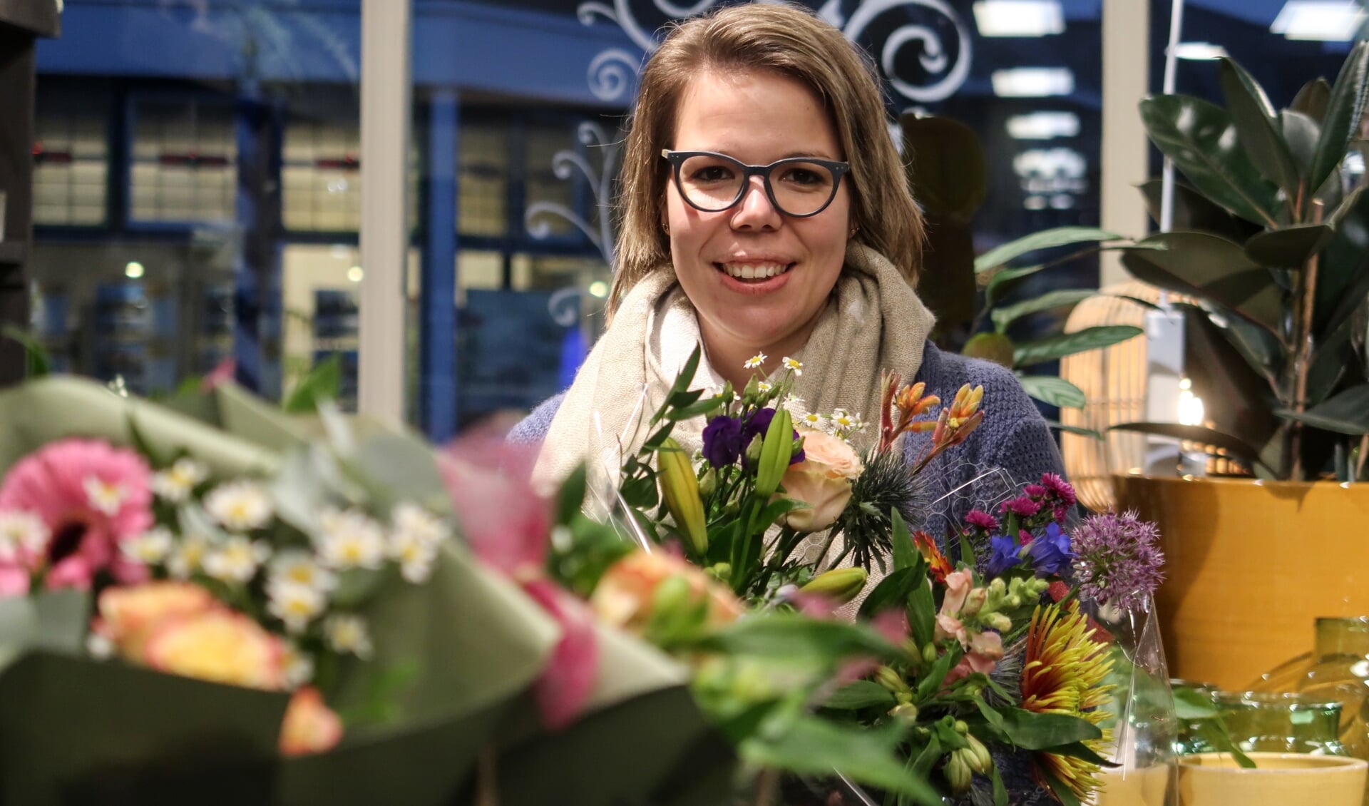 Werken tussen de bloemen doet Tessa Vossers al jaren, nu heeft ze haar eigen bloemenzaak. Foto: Luuk Stam