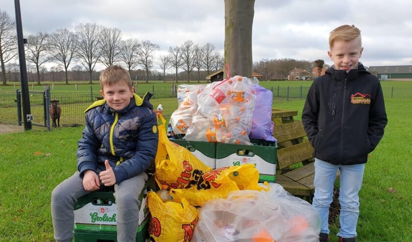 <p>Teun en Dies met de ingezamelde flessen. Foto: Evelien Rijkenbarg</p>