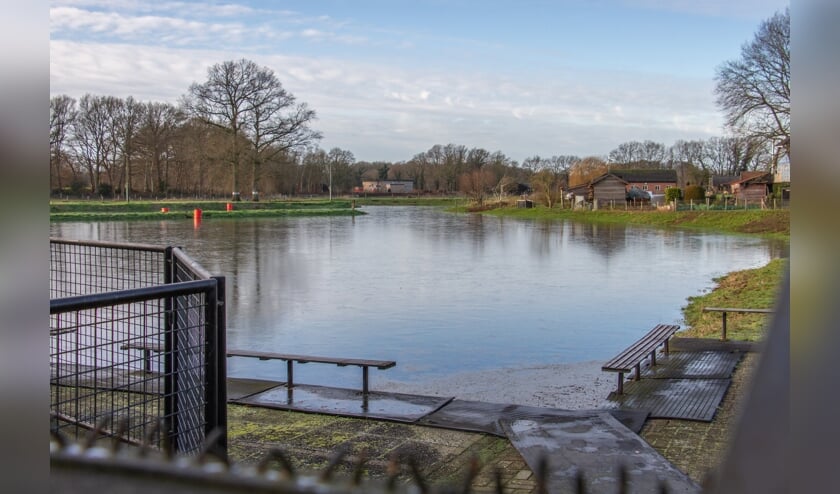 <p>Begin vorige week was het water vanuit de Baakse Beek op de ijsbaan gepompt. Foto: Liesbeth Spaansen. </p>