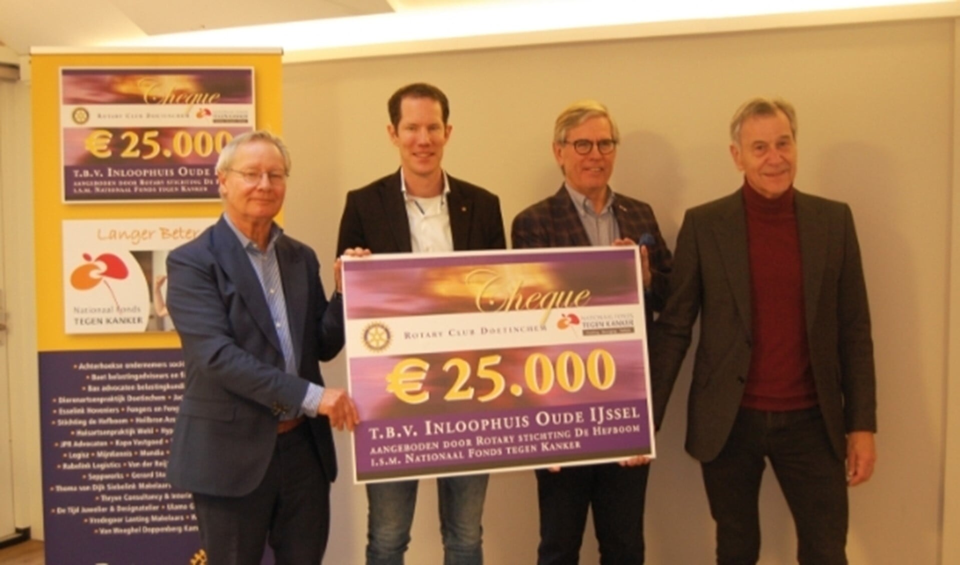 V.l.n.r. Namens Rotary Club Doetinchem overhandigen Frank Jansen en Jeroen Sanders de cheque aan bestuursleden Ton ten Have en Henk Wubbels van het Inloophuis Oude IJssel.