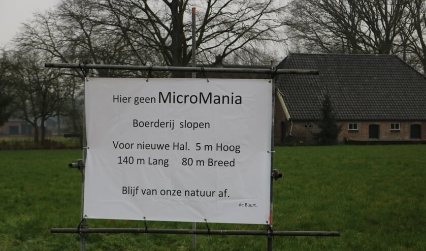 <p>Buurtbewoners plaatsten dit spandoek in een weiland om hun ongenoegen kenbaar te maken. Foto: Arjen Dieperink</p>