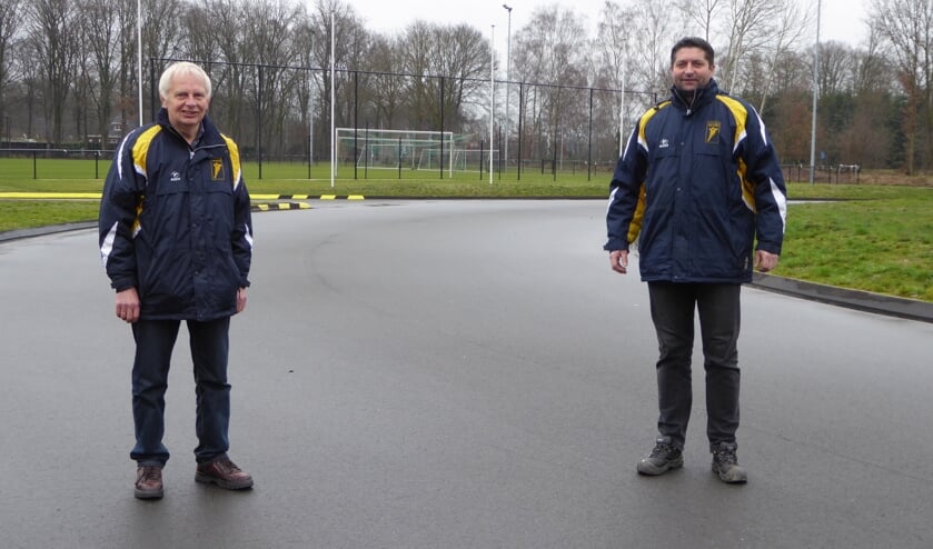 <p>Henk Somsen (l) en Ruben Heideman op de nieuwe asfaltbaan in Aalten. Foto: Rob Weeber</p>