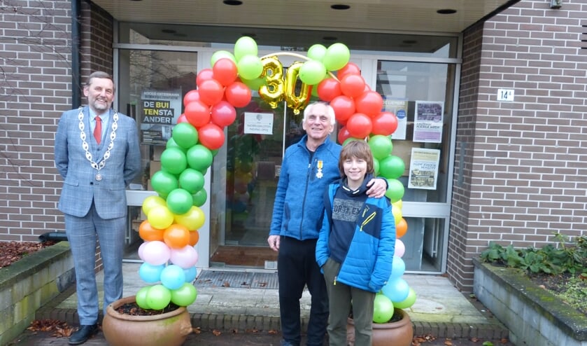 Burgemeester Anton Stapelkamp met "ridder"Hans de Beukelaer en diens zoon Joost. Foto: Bernhard Harfsterkamp