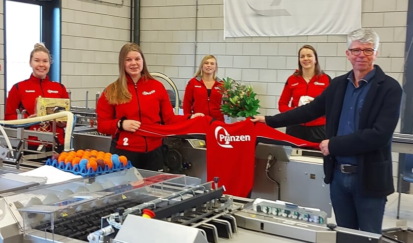 <p>De speelsters van AZSV VR3 op bezoek bij de sponsor. Foto: PR </p>