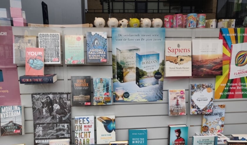 <p>De etalage van de boekhandel in Eibergen. Foto: Rob Stevens</p>