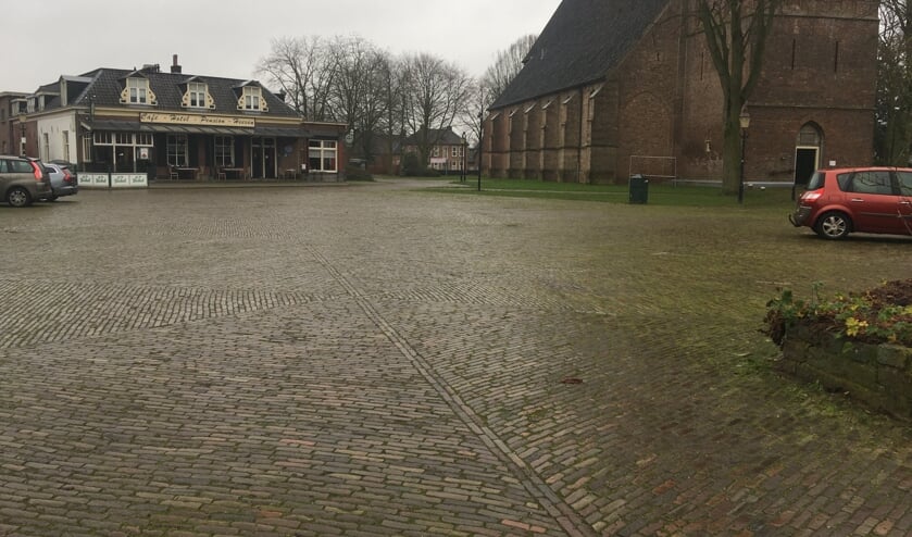 <p>Het Marktplein in Steenderen in dringend toe aan groot onderhoud. Foto: Martin Nieuwenhuis</p>