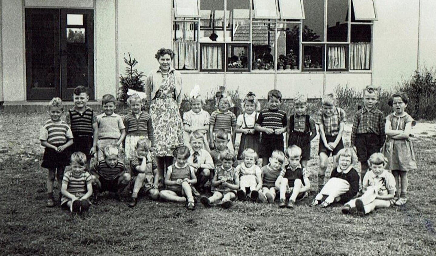 Juffrouw Janssen met haar klas op de Prinses Marijke Kleuterschool in Zelhem. Eigen foto