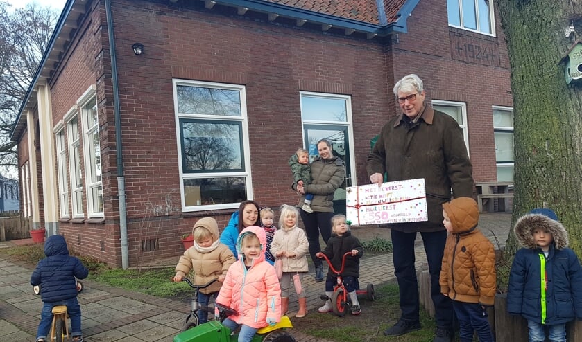 <p>De kinderen van Eigenwijsjerijk, samen met pedagogisch medewerkers Melanie en Ilse, geven een cheque aan en dhr. Vlam, interim-voorzitter van de Wijktuinen. Foto: Selma Hannink-van Ommen</p>