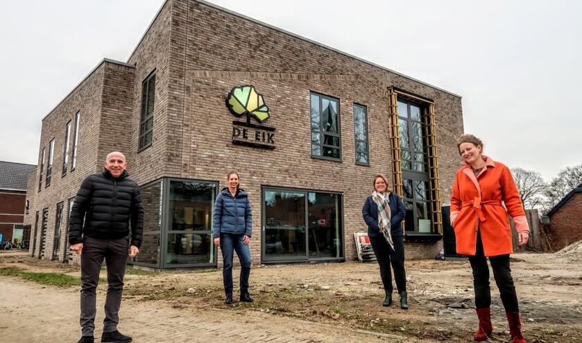 <p>Fysiotherapeut Ton van Walstijn en huisartsen Sabine Janssen, Petra Gerritsen en Gerjo Steeneveld (v.l.n.r.) Foto: Luuk Stam</p>