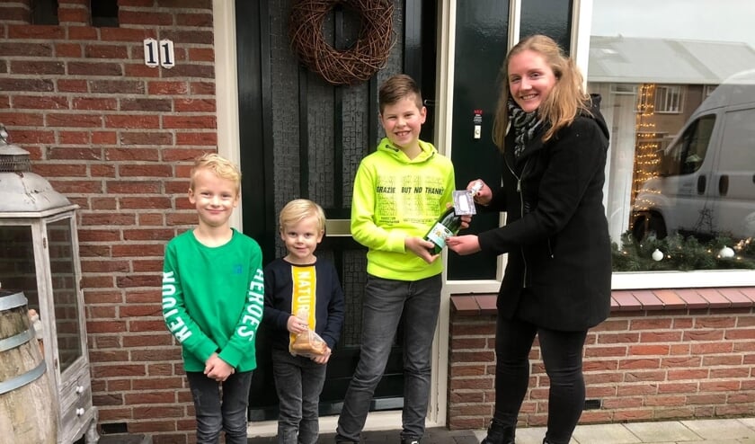 Teun, Stan en Pim Hulzink met juf Moniek. Foto: Rieta van der Linde.