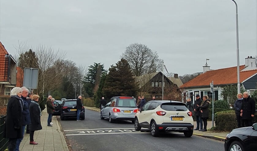 <p>Buren en vrienden vormen een erehaag voor meester Chris te Winkel die voor de allerlaatste keer de schoolzone in zijn Schoolstraat verlaat. Foto: Alice Rouwhorst</p>