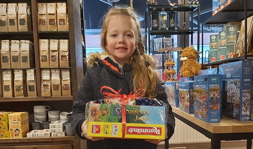 <p>Winnaar van de kerstballenactie in de categorie kinderen werd Puck Roosenboom uit Neede. Foto: PR</p>