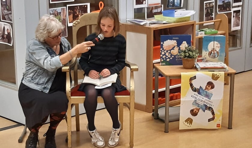 <p>Rosa leest zo goed voor dat zij wordt uitgeroepen tot voorleeskampioen. Foto: Wilma Hebbink</p>