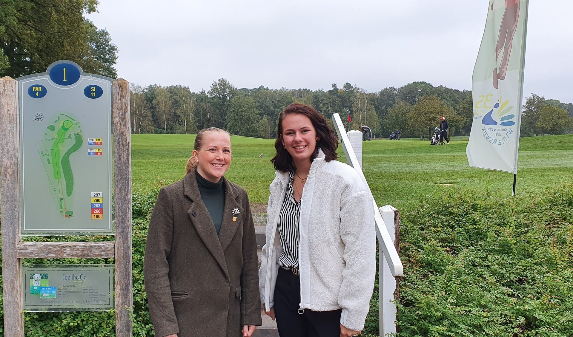 Jantine (l ) en Lisa, medewerkers van Golf- & Countryclub Winterswijk. Foto: Rob Weeber