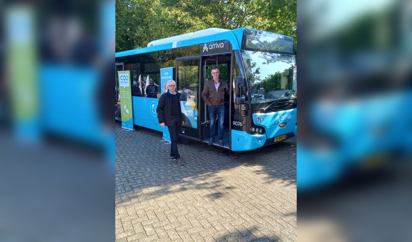 Richard Klein Tank en Peter Baks bekijken een Arriva-bus die op waterstof rijdt. Foto: PvdA