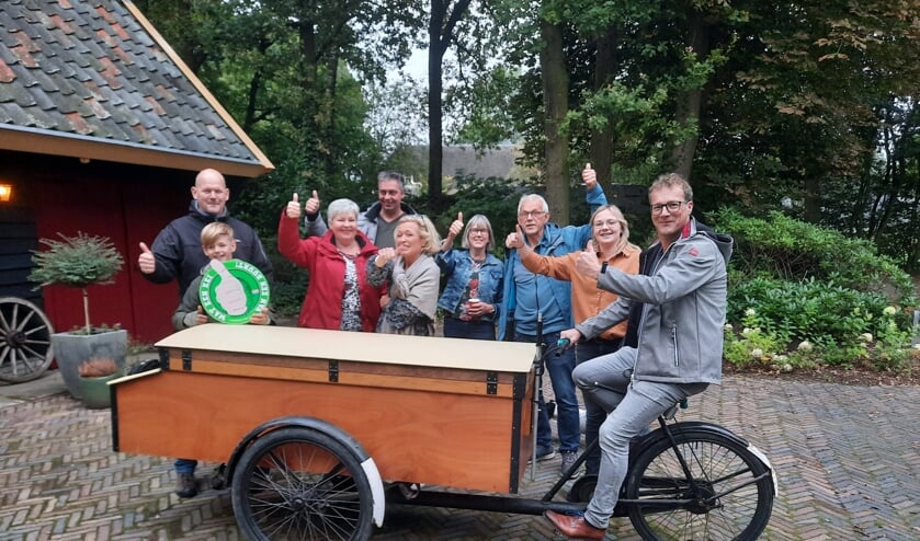 <p>Een afvaardiging van 't Venne met het bordje “Een Kei van een buurt”. Foto: PR<br><br></p>