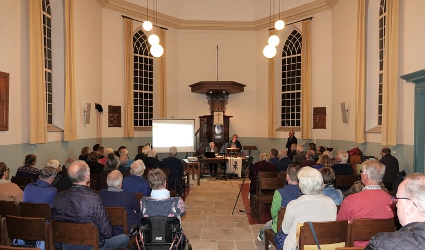 <p>Bij het poëziefestijn zaterdagavond in de kerk van Gelselaar werd al vooruitgeblikt naar een grensoverschrijdend vertaalproject over de zwaluw<strong>.</strong> Foto: Katoesjka Spronk</p>