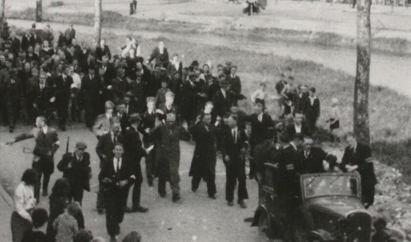 <p>Uitgejouwd door de Zutphense bevolking maken NSB-burgemeester Tesebeld en huizenopkoper Tesink op 19 april 1945 met opgeheven handen een ‘ereronde’ over de Graaf Ottosingel door Zutphen. Foto: Stedelijk Museum Zutphen</p>