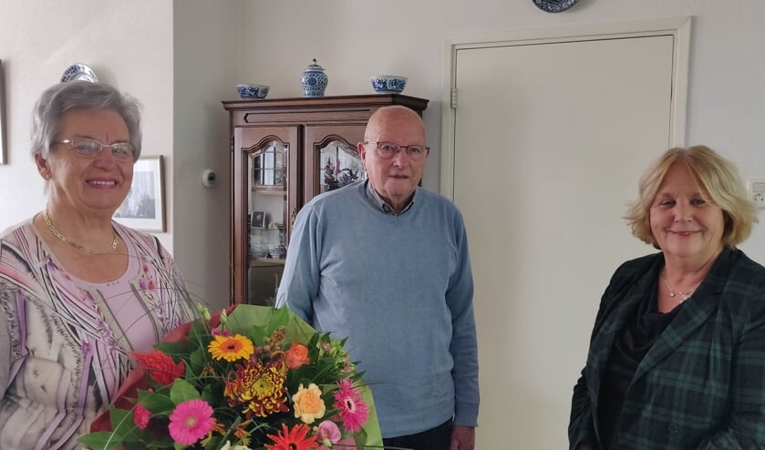 <p>Het diamanten paar Harrie en Jaantje Garritsen-Veerwater met wethouder Anjo Bosman. Foto: Rob Stevens</p>