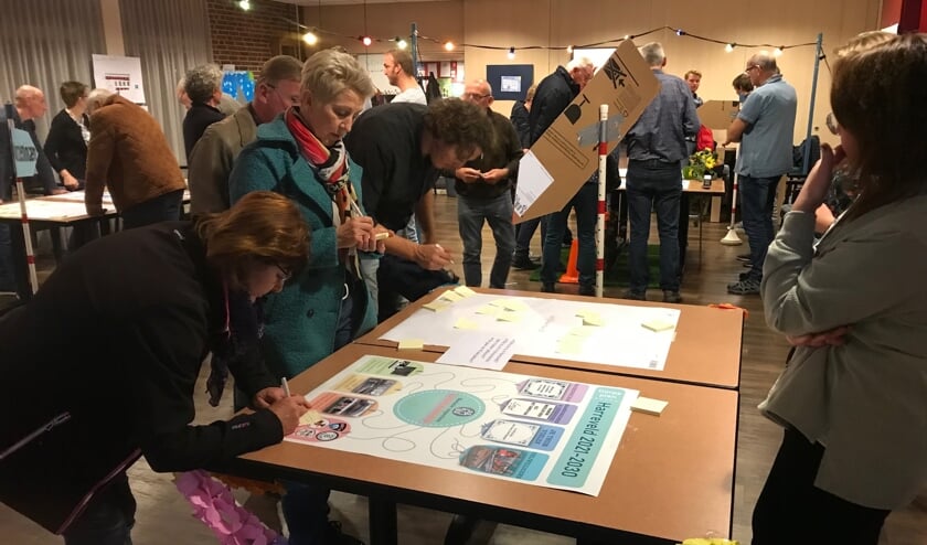 <p>Nadenken over de toekomst van Harreveld. Foto: Barbara Pavinati </p>