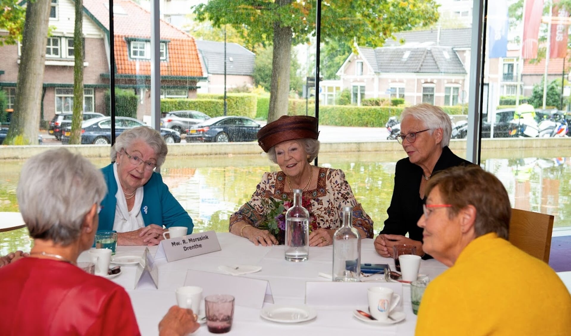 Annie Meutstege (rechts) samen met enkele andere Vrouwen van Nu-leden in gesprek met Prinses Beatrix. Foto: Vrouwen van Nu Nederland