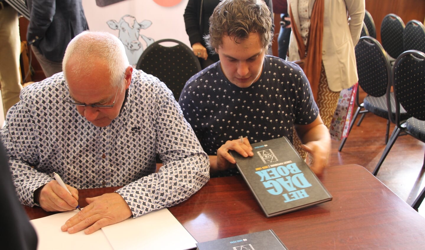 Guido en Casper Papenborg signeren de boeken. Foto: Annekée Cuppers