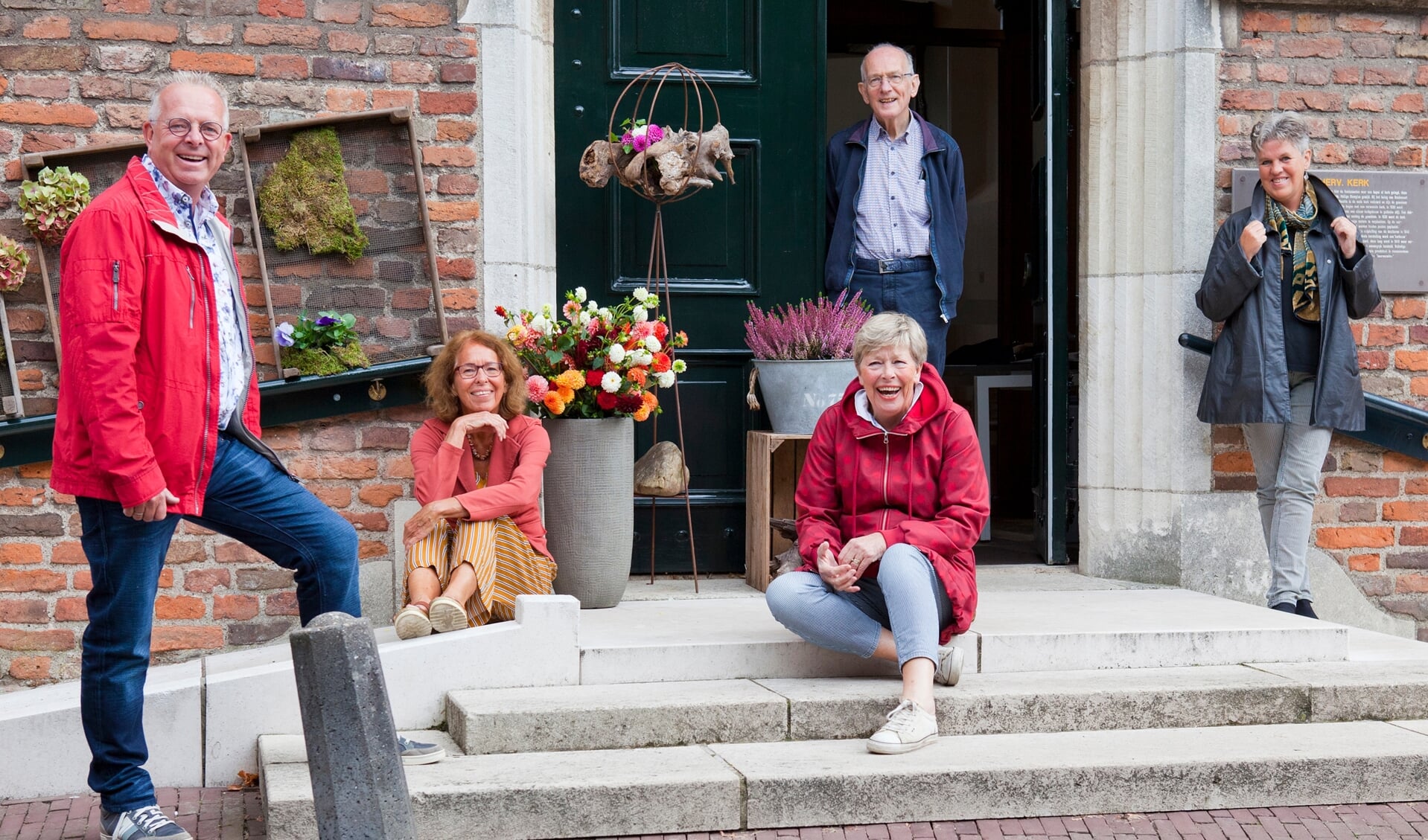 Bestuurs St Jorisconcerten, zittend: Viola Scholma (links) en Ingrid te Brake, staand: Arjan Nieuwenhuis (links), Hugo Kuiper en Ingrid Molenaar. Foto: Judith Spook