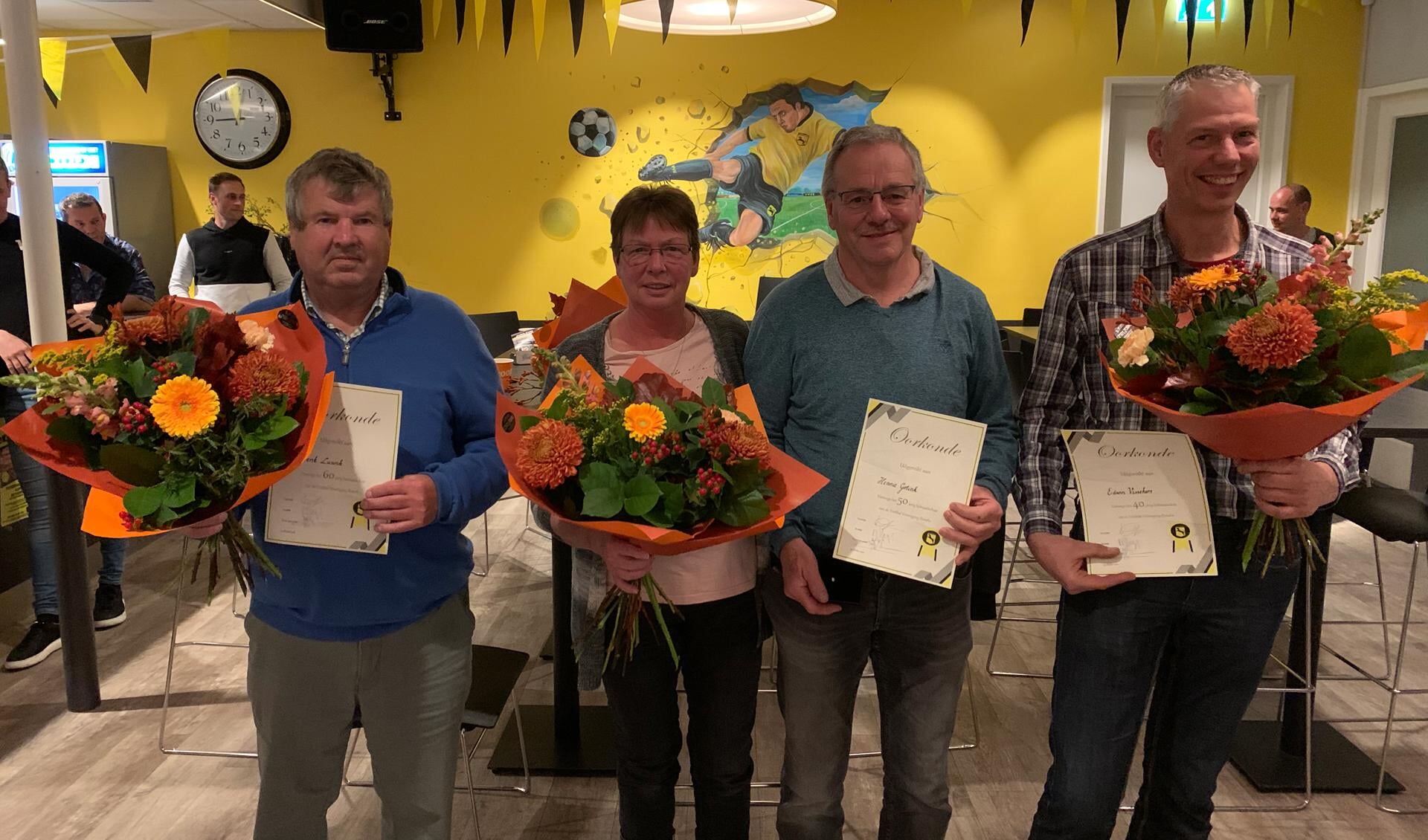 Hen Lusink (60 jaar lid), Hennie Gotink (50 jaar) en Edwin Visschers (40 jaar) lid (vlnr). Foto: PR