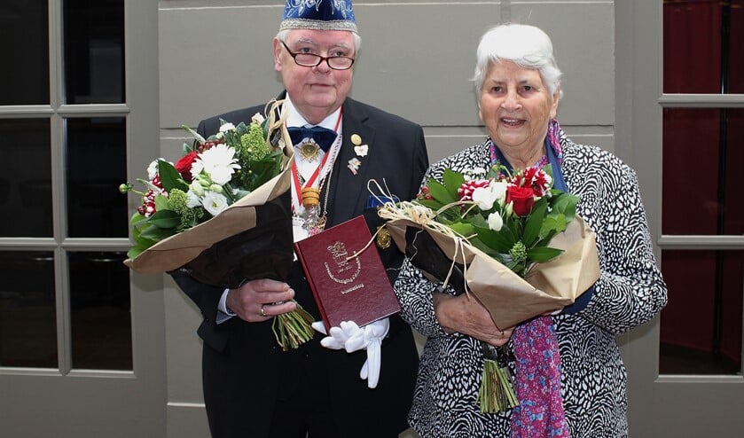 IJsbrand Nijhof en Ali Gemmink met het eerste exemplaar van het jubileumboek. Foto: Marlous Velthausz