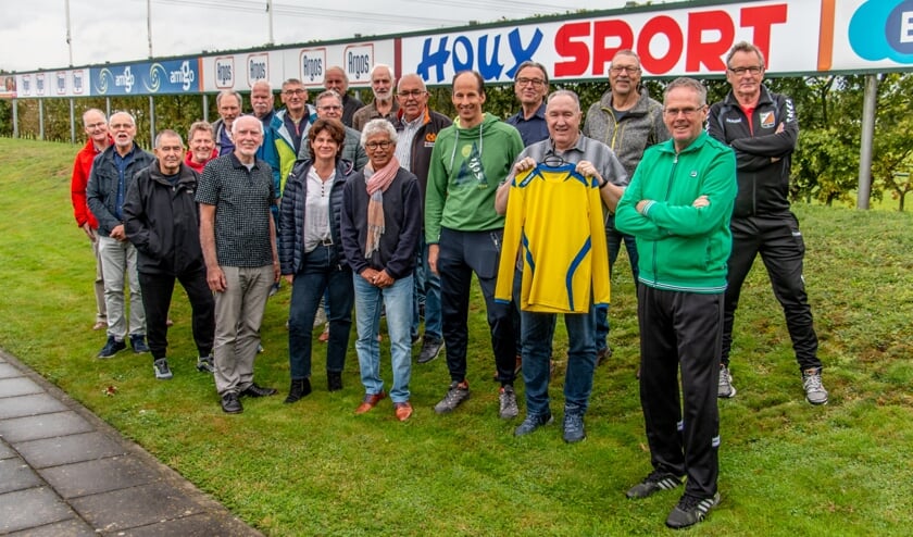 <p>Adjan Pepers, Karin ten Heggeler, André van der Ley, Erwin Croes, Gerard Geerken, Evert Koster en spelers presenteren het nieuwe shirt van Torenstad Walking Football. Foto: Liesbeth Spaansen</p>