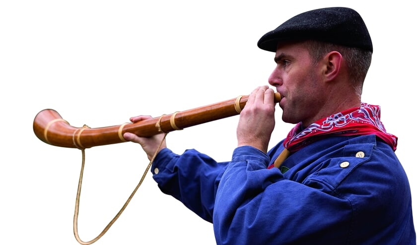<p> Midwinterhoornblazers blazen traditioneel op de eerste zondag van Advent tot en met Driekoningen (6 janauri) op hun midwinterhoorns. Foto: PR.</p>