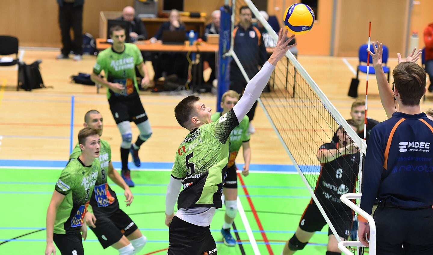 Nr 8 Mikkel Hof, nr 9 Adam White, nr 4 Thijmen Laanen kijken toe hoe nr 5 Colin Zuijdgeest de bal over het net brengt, met daarachter ook nog Beau Wortelboer net zichtbaar. Foto: Roel Kleinpenning     