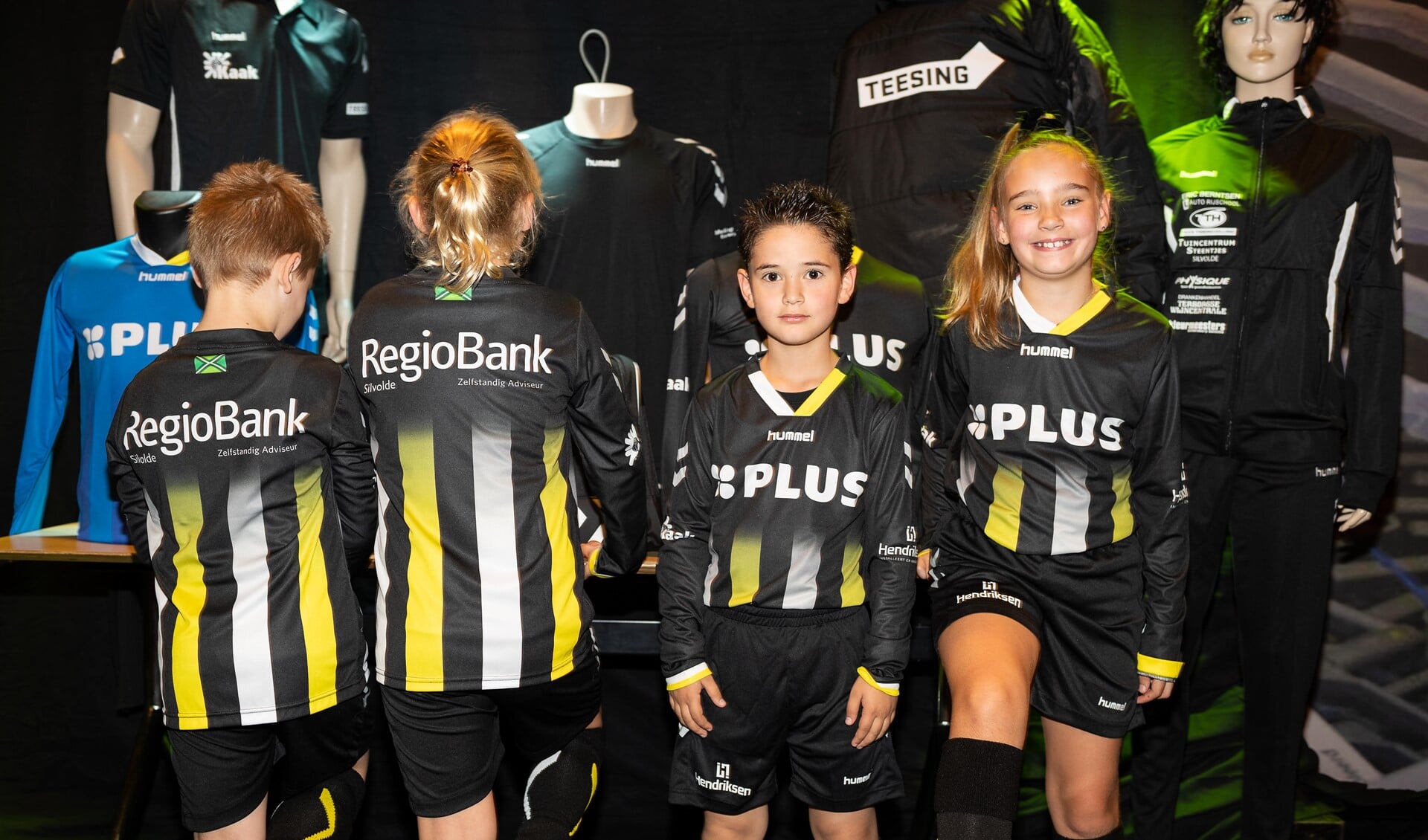 Jeugdige voetballertjes van Silvolde en Terborg presenteren het nieuwe tenue. Foto: Iris Epping