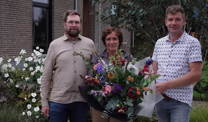 Jorien Versteege in het zonnetje gezet door Robert Wijnhoven (l.) en Marcel Blom. Foto: Anke Luijendijk