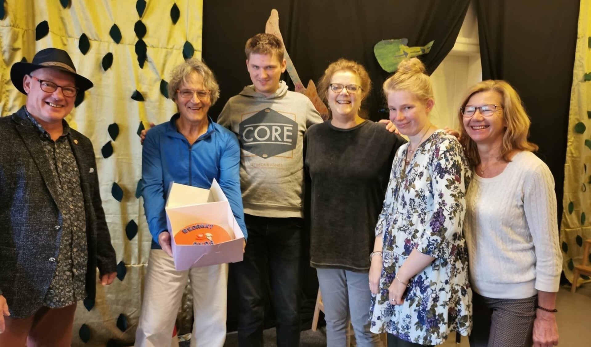 Frans Manders, raadslid voor de PvdA Zutphen had de eer en het genoegen de taart te overhandigen aan docent drama en tai chi Thijs de Wit. Foto: PR