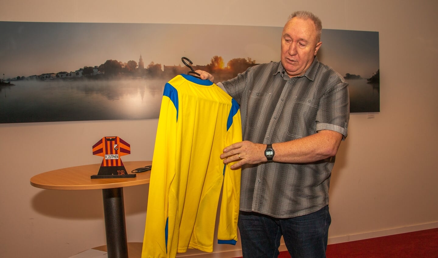 Evert Koster presenteert het nieuwe shirt van Torenstad Walking Football. Foto: Liesbeth Spaansen