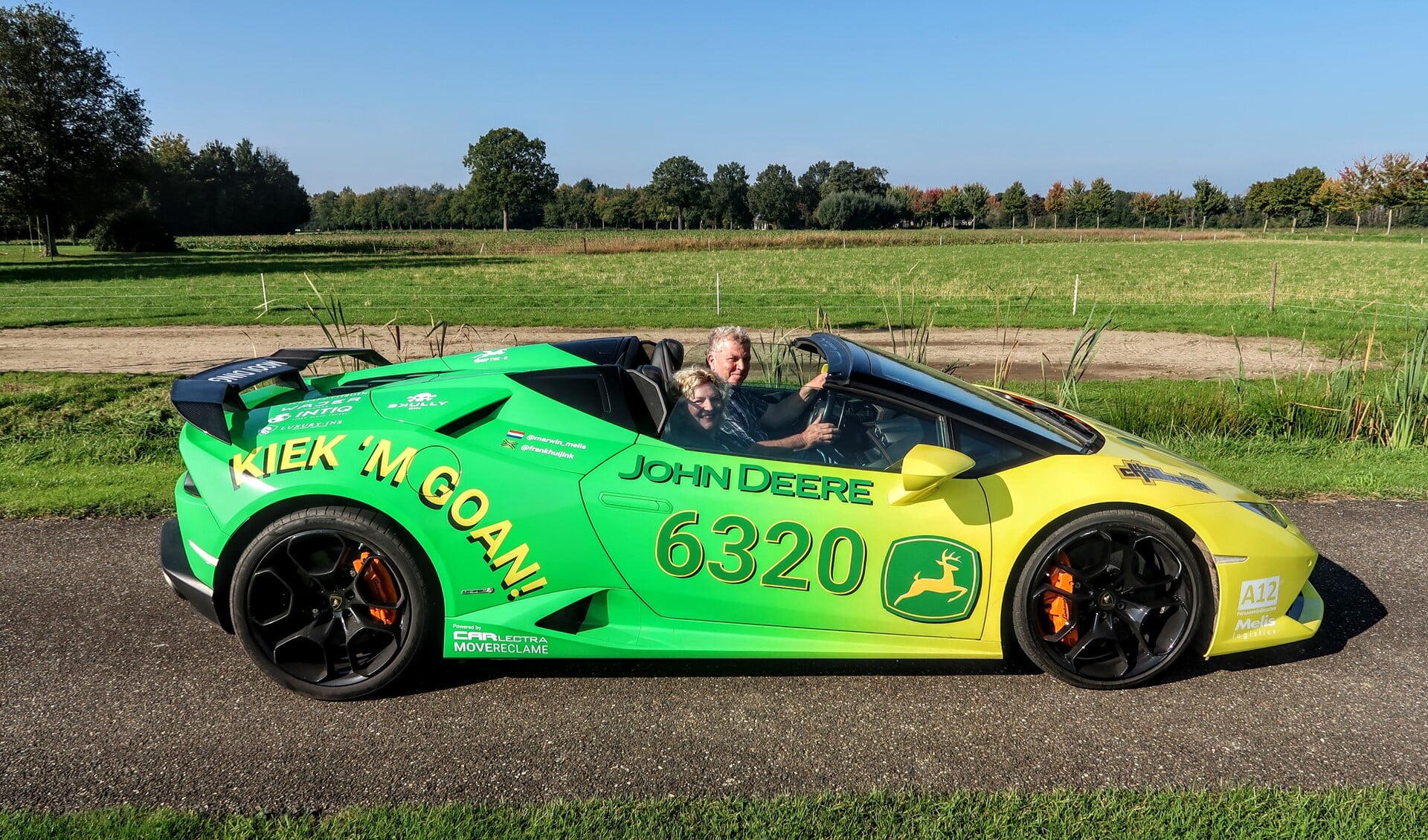 Berdy Buunk genoot van haar ronde met Gerrit Vossers in de ‘Poah-Lamborghini’: “Wat een auto, wat een geluid en wat een snelheid!” Foto: Luuk Stam