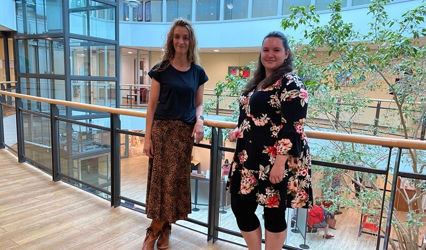 Casemanagers Daniëlle (links) en Manon willen het leven van mensen met dementie en hun mantelzorgers iets makkelijker maken. Foto: Karin van der Velden