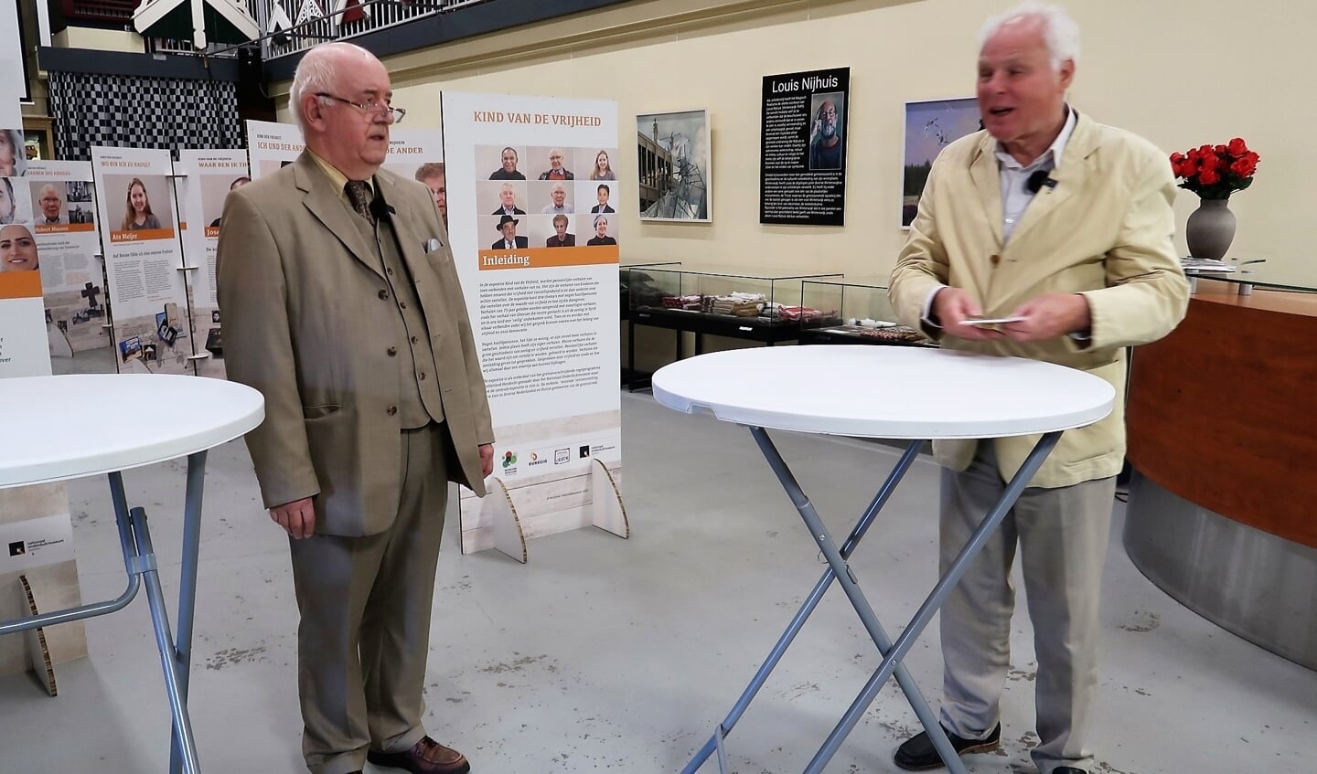 Ben Verheij (links) overhandigt de originele 140 jaar oude enveloppe aan Hans van Lith (rechts). Foto: Theo Huijskes
